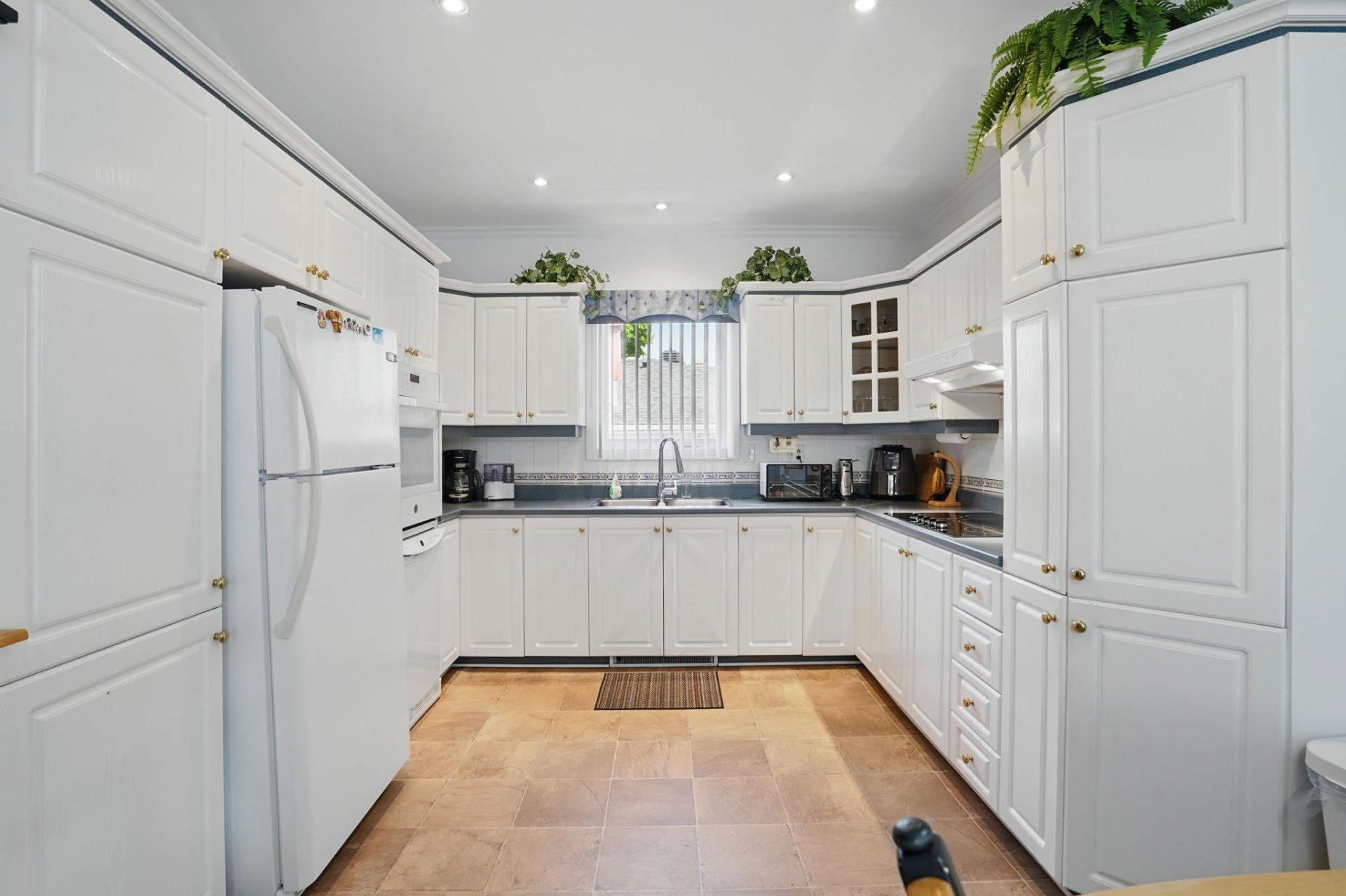 









11383


Av. de Bruxelles

,
Montréal (Montréal-Nord),




QC
H1H4S3

