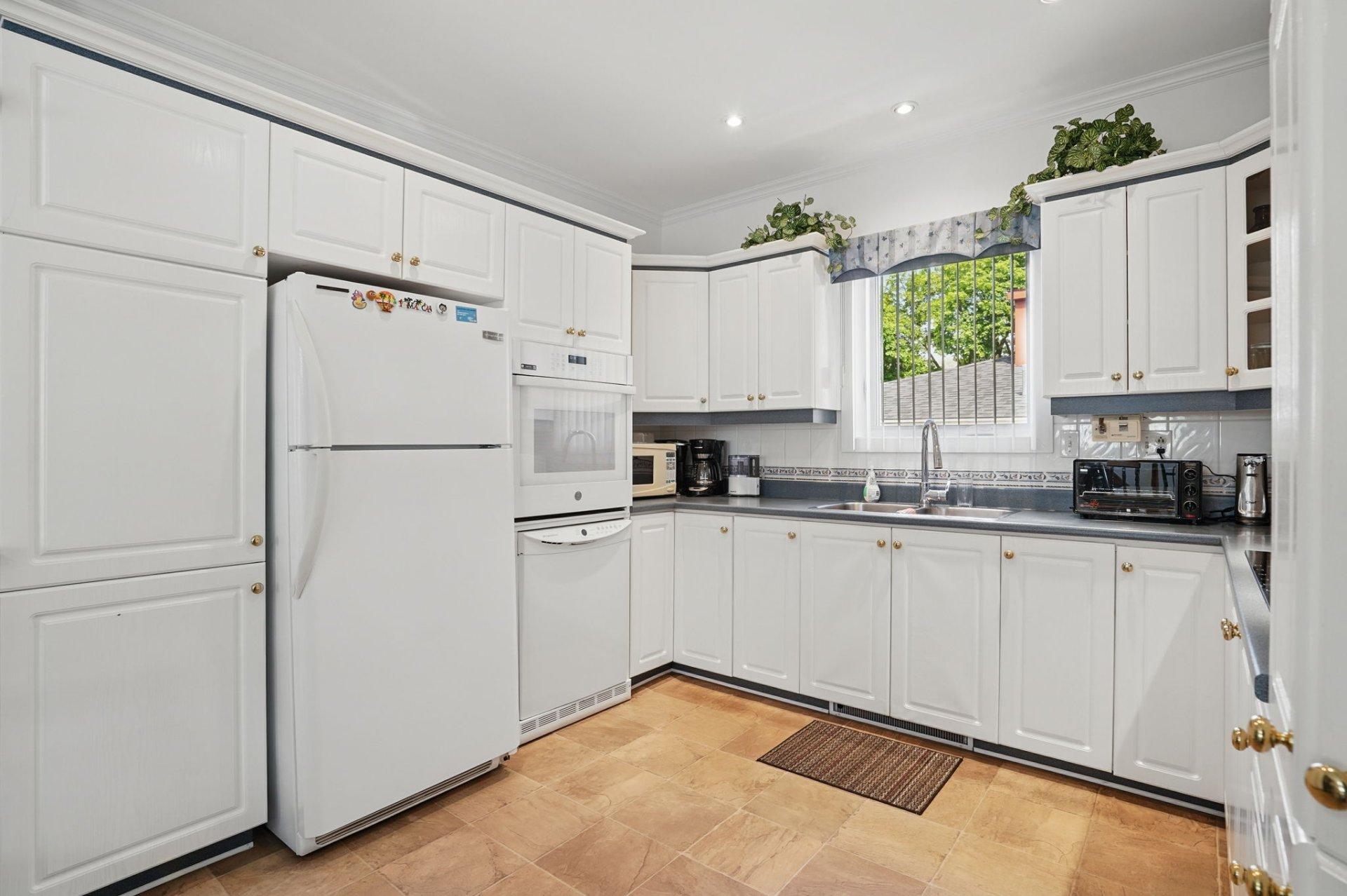 









11383


Av. de Bruxelles

,
Montréal (Montréal-Nord),




QC
H1H4S3

