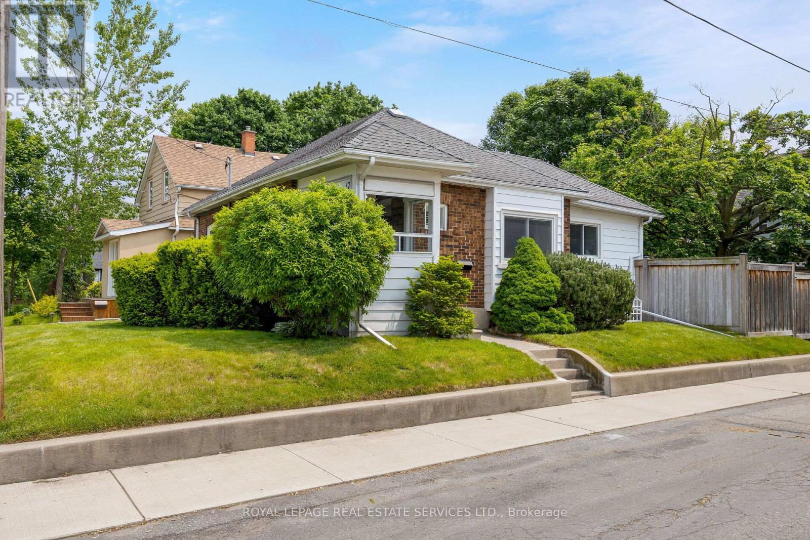 












17 DANIELS STREET

,
Toronto,




Ontario
M8Y1L6

