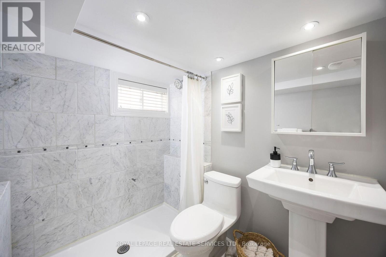 












17 DANIELS STREET

,
Toronto,




Ontario
M8Y1L6

