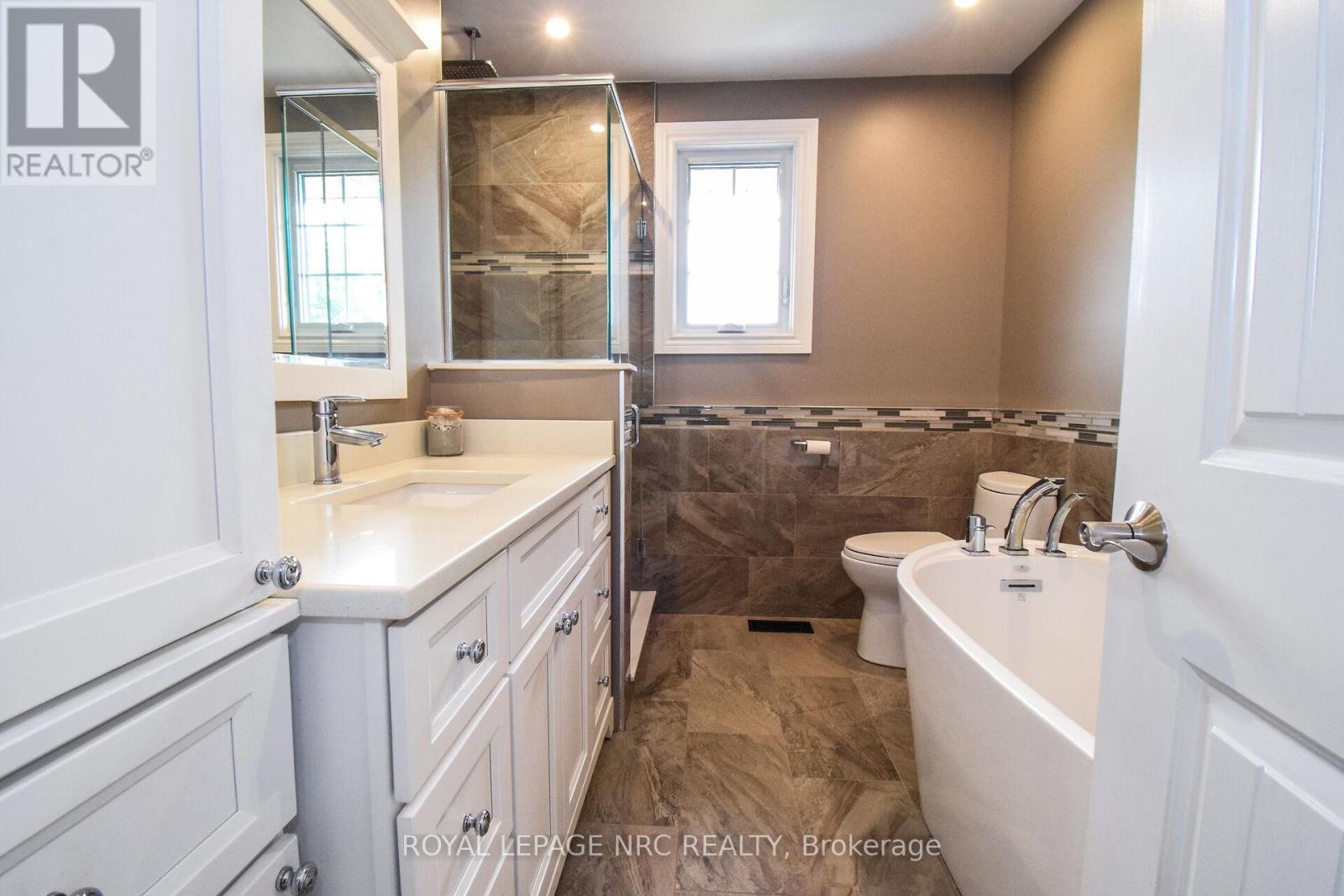 












155 EAST WEST LINE ROAD

,
Niagara-on-the-Lake (Lakeshore),




Ontario
L0S1J0


