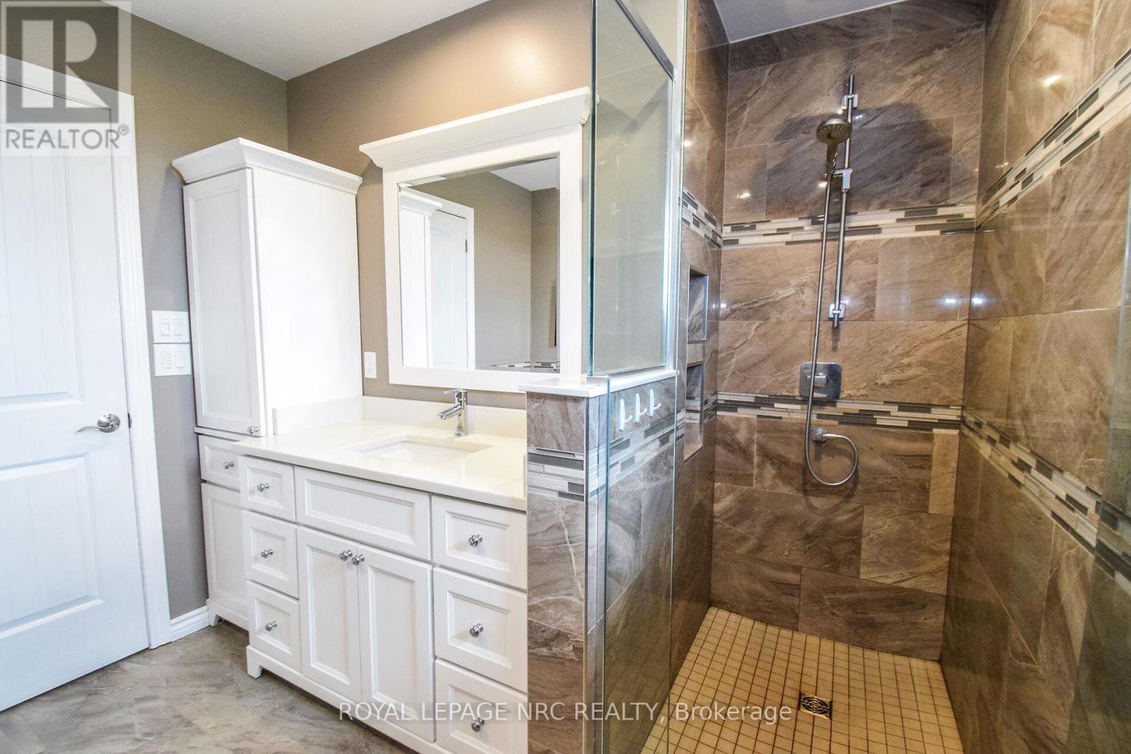 












155 EAST WEST LINE ROAD

,
Niagara-on-the-Lake (Lakeshore),




Ontario
L0S1J0

