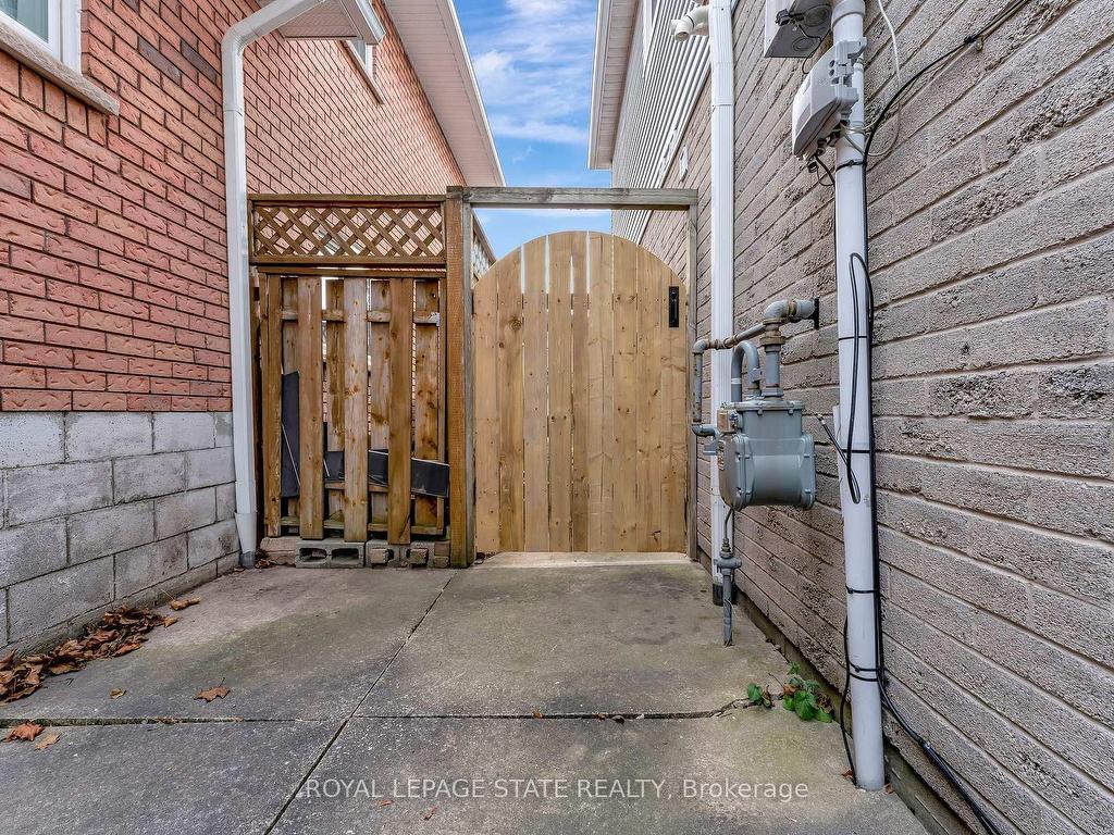 









144


Ravenbury

Drive, Upper Level,
Hamilton,




ON
L8W 2B5

