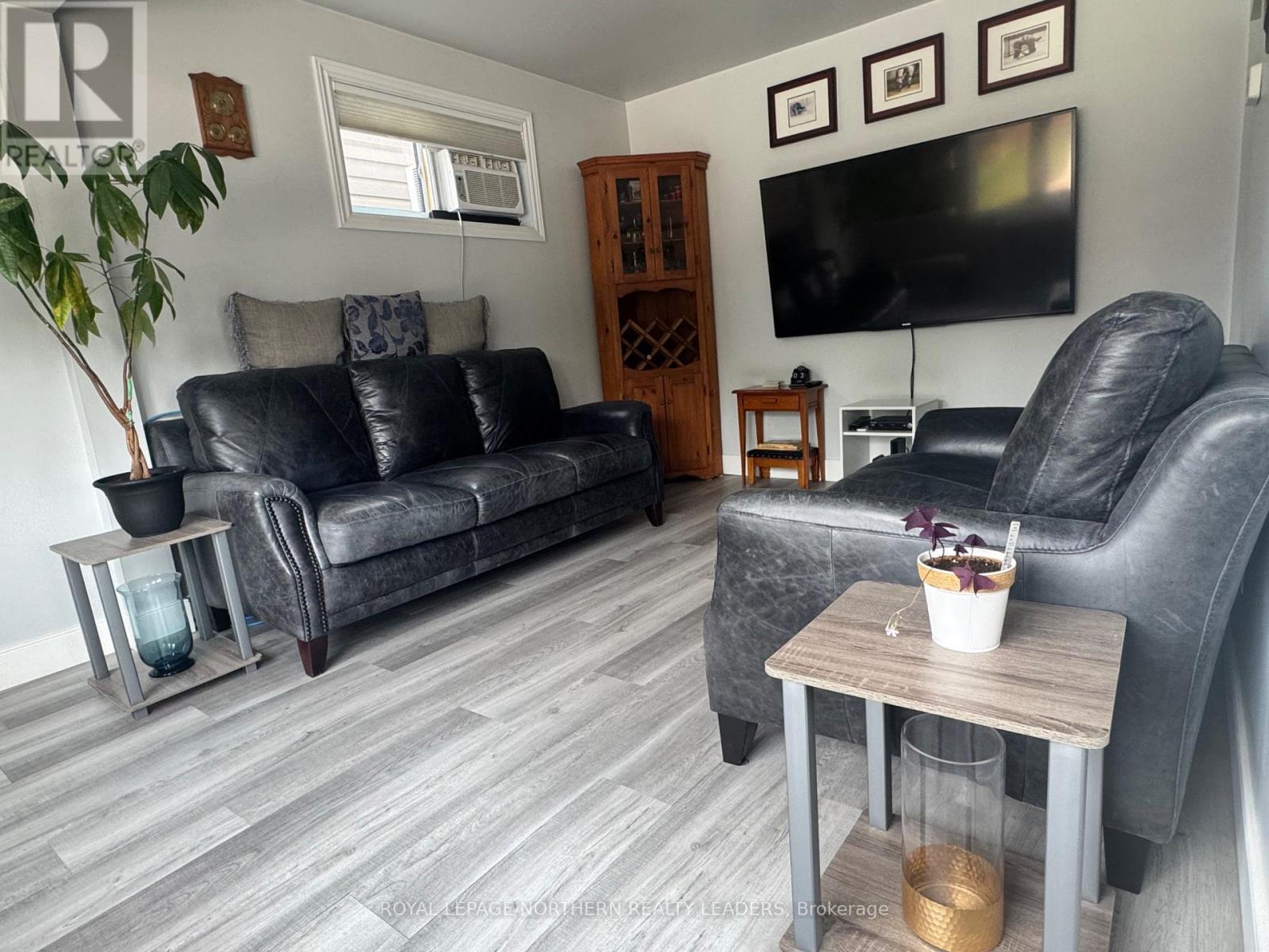












13 VIPOND ROAD

,
Timmins (SCH - Main Area),




Ontario
P0N1G0

