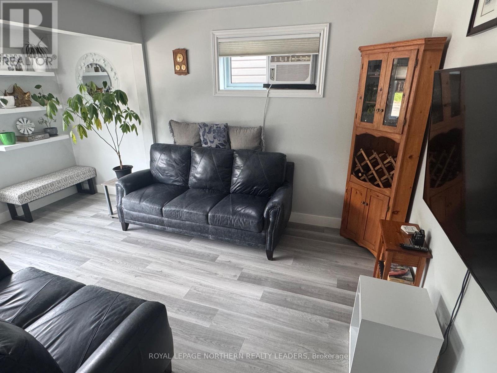 












13 VIPOND ROAD

,
Timmins (SCH - Main Area),




Ontario
P0N1G0

