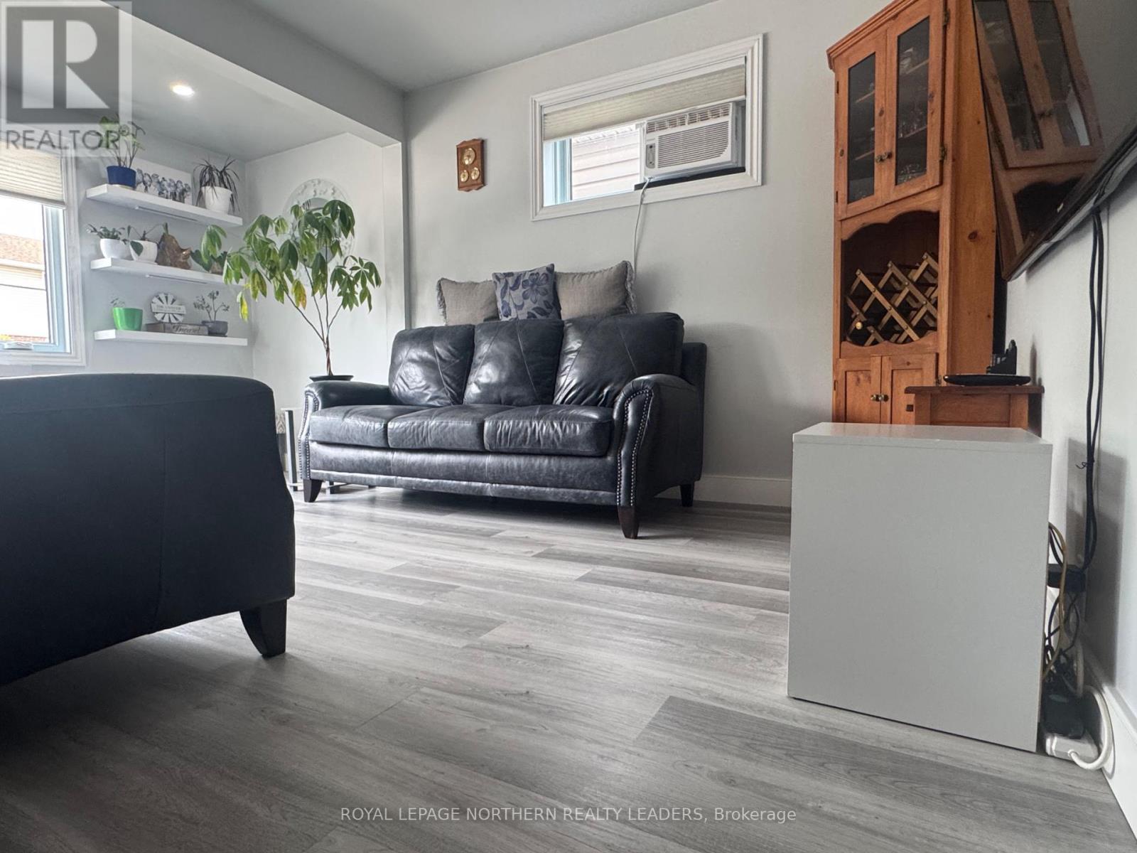 












13 VIPOND ROAD

,
Timmins (SCH - Main Area),




Ontario
P0N1G0

