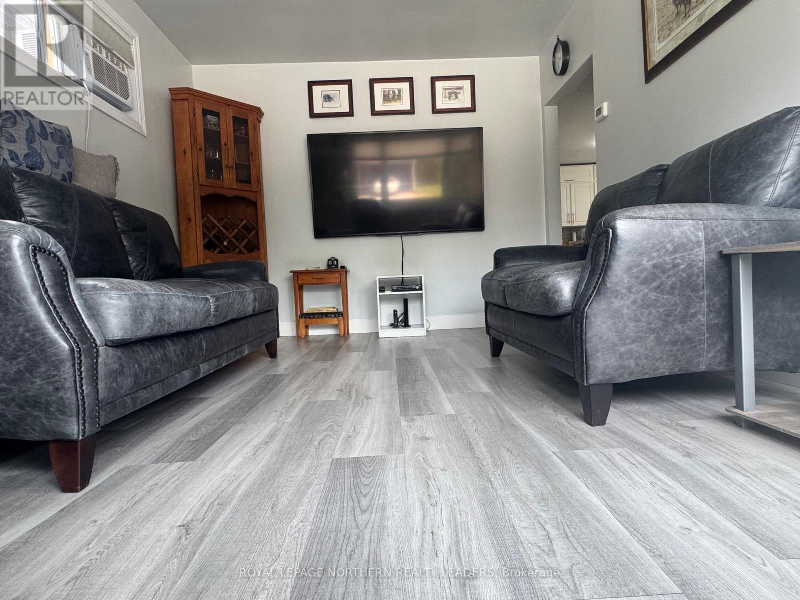 












13 VIPOND ROAD

,
Timmins (SCH - Main Area),




Ontario
P0N1G0

