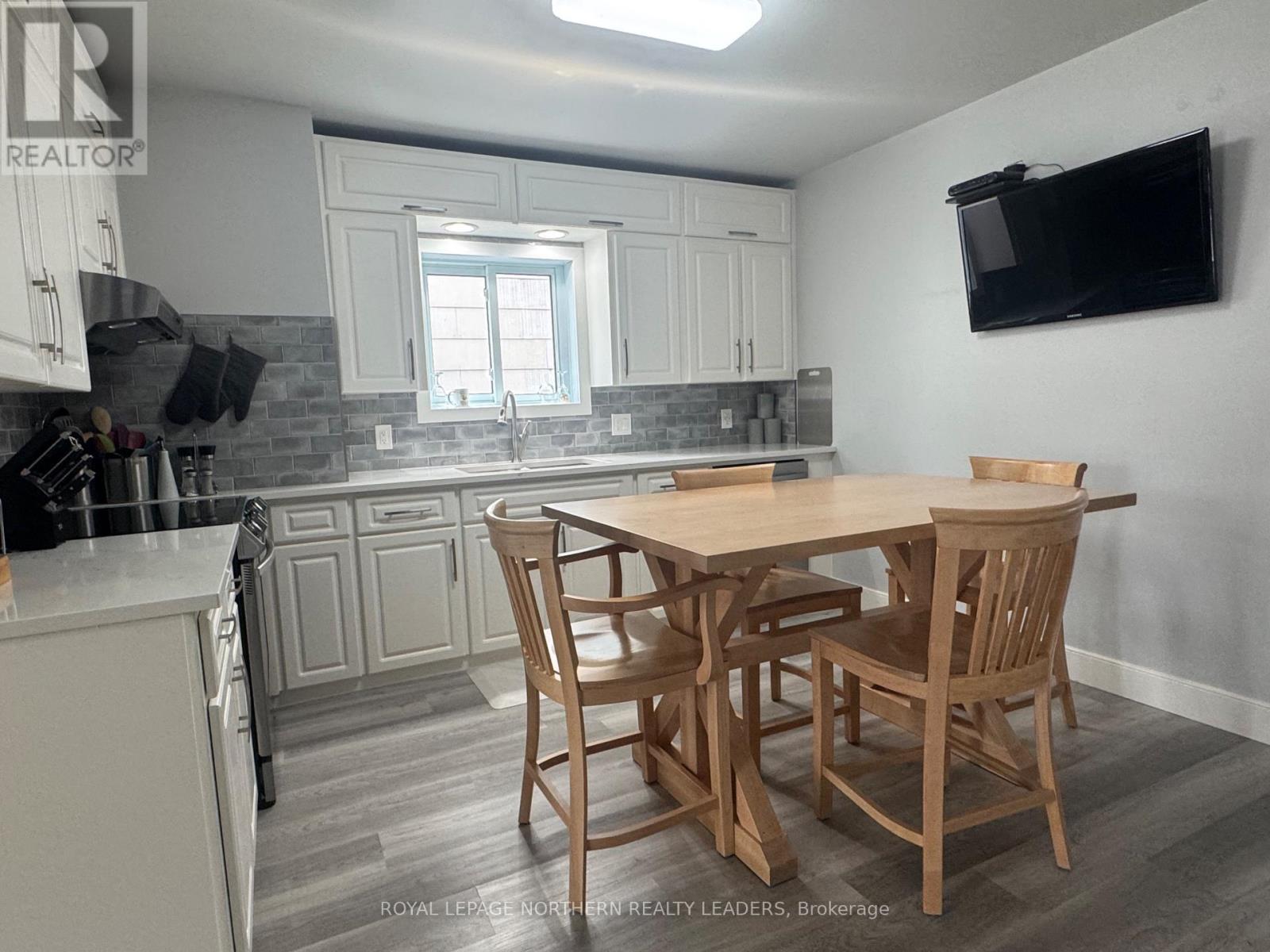 












13 VIPOND ROAD

,
Timmins (SCH - Main Area),




Ontario
P0N1G0

