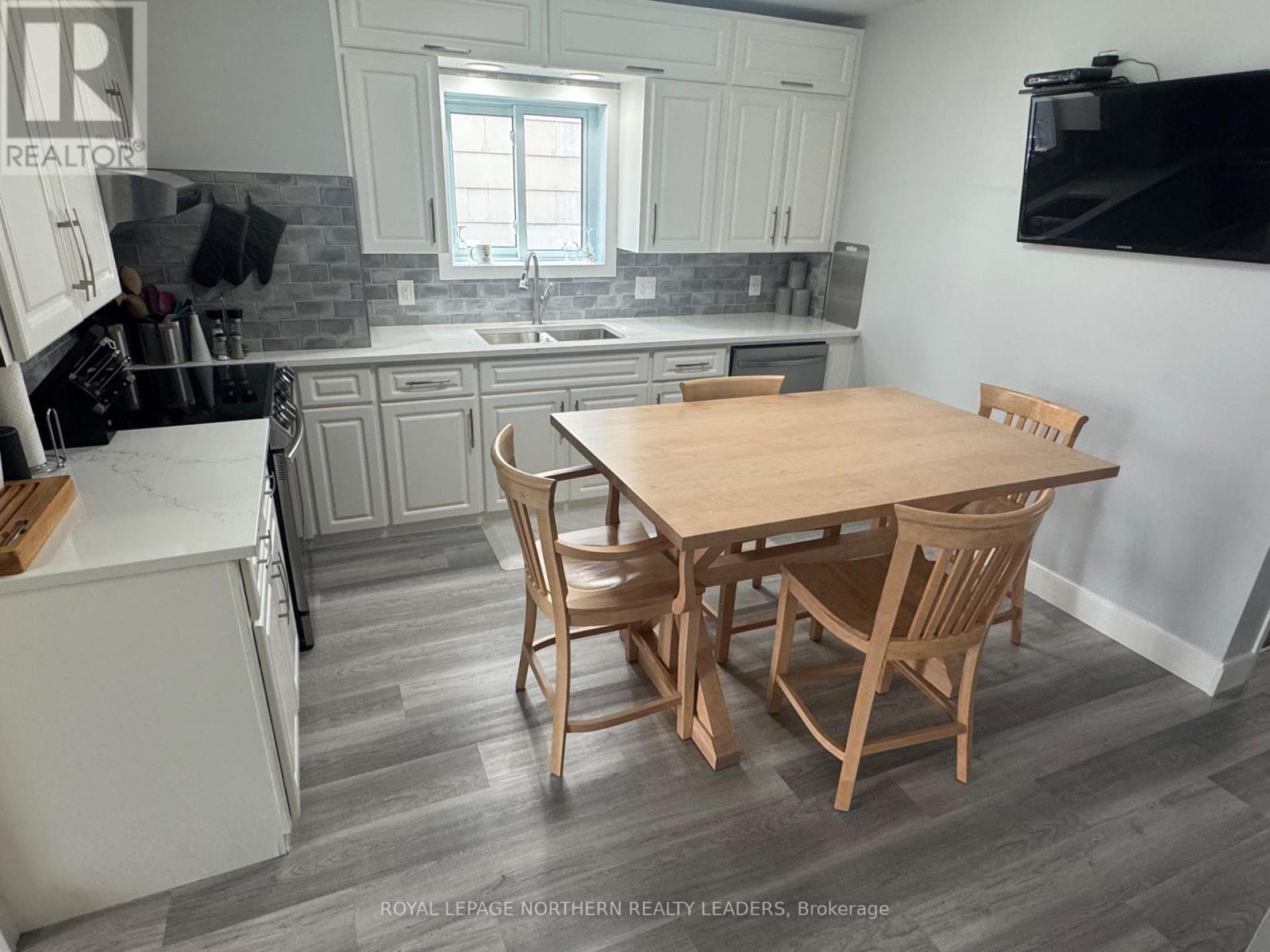 












13 VIPOND ROAD

,
Timmins (SCH - Main Area),




Ontario
P0N1G0

