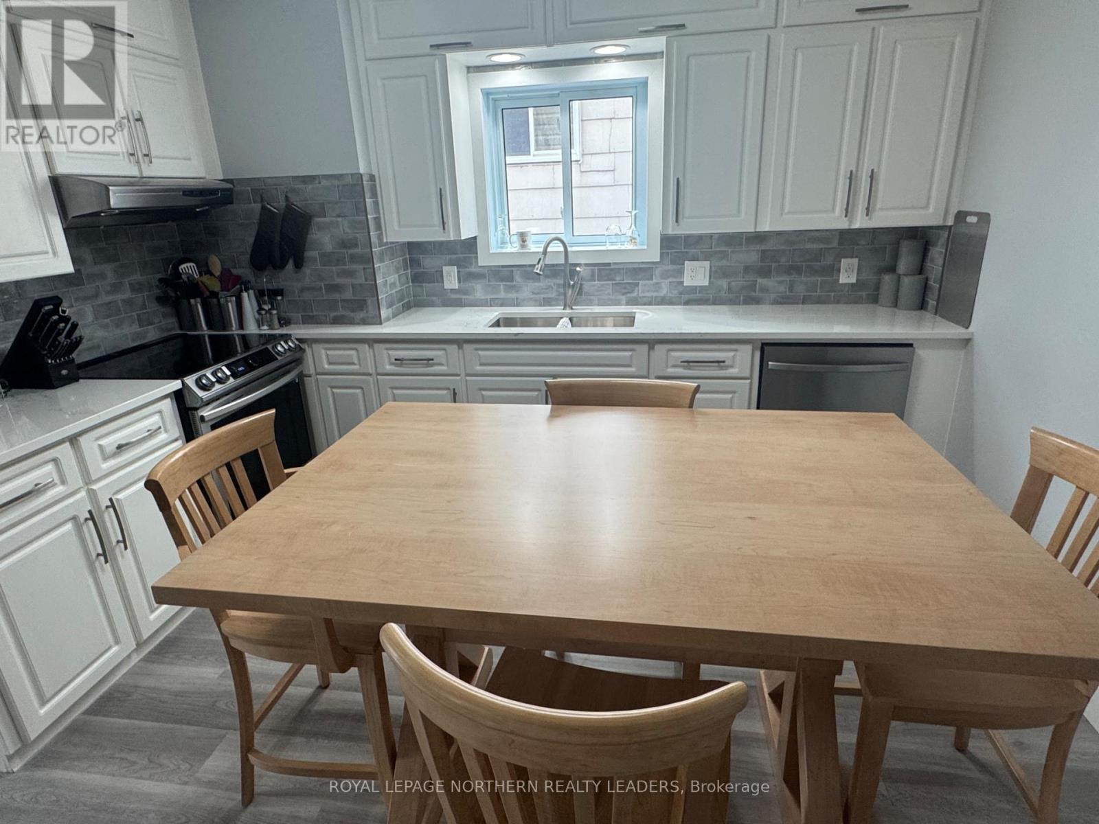 












13 VIPOND ROAD

,
Timmins (SCH - Main Area),




Ontario
P0N1G0

