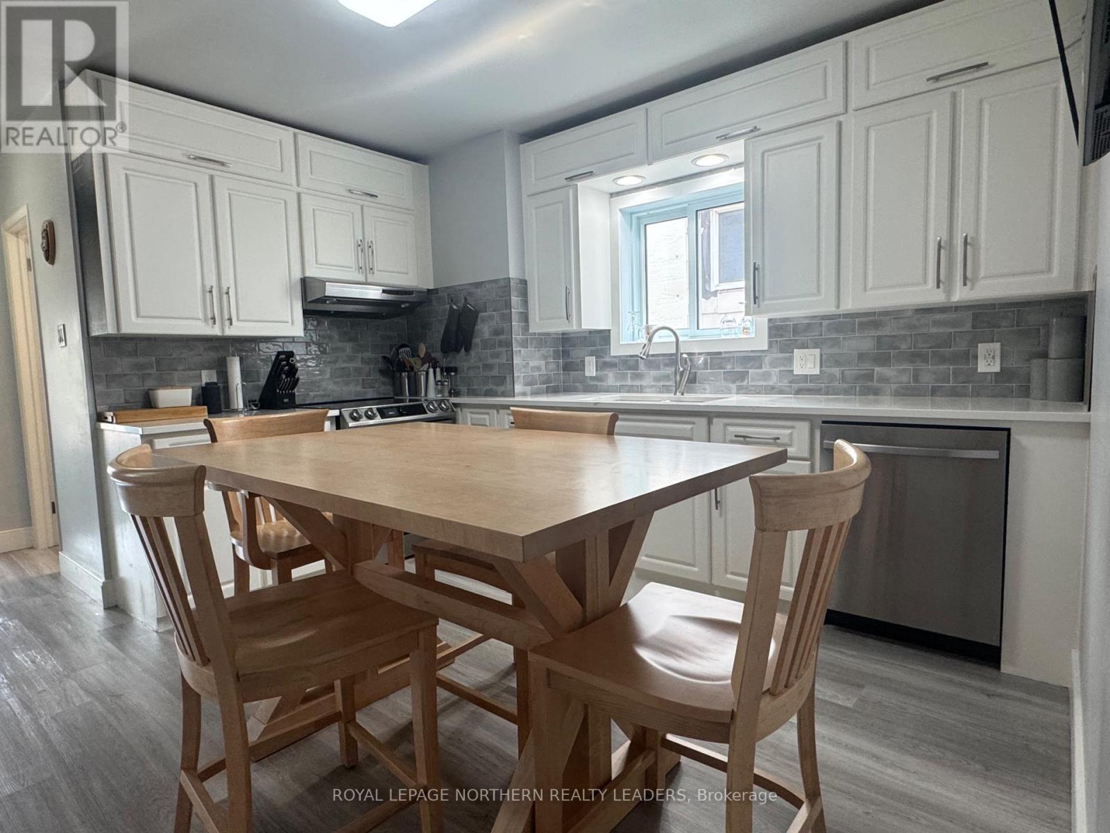 












13 VIPOND ROAD

,
Timmins (SCH - Main Area),




Ontario
P0N1G0

