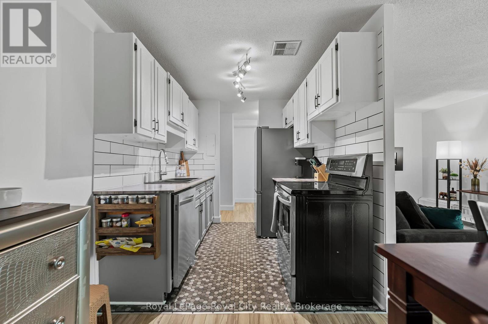 












104 - 234 WILLOW ROAD

,
Guelph (Junction/Onward Willow),




Ontario
N1H7C6

