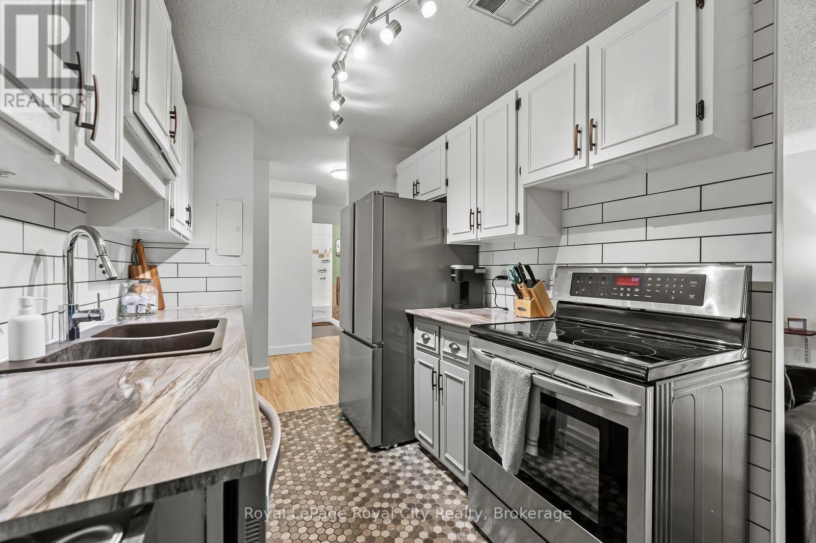 












104 - 234 WILLOW ROAD

,
Guelph (Junction/Onward Willow),




Ontario
N1H7C6

