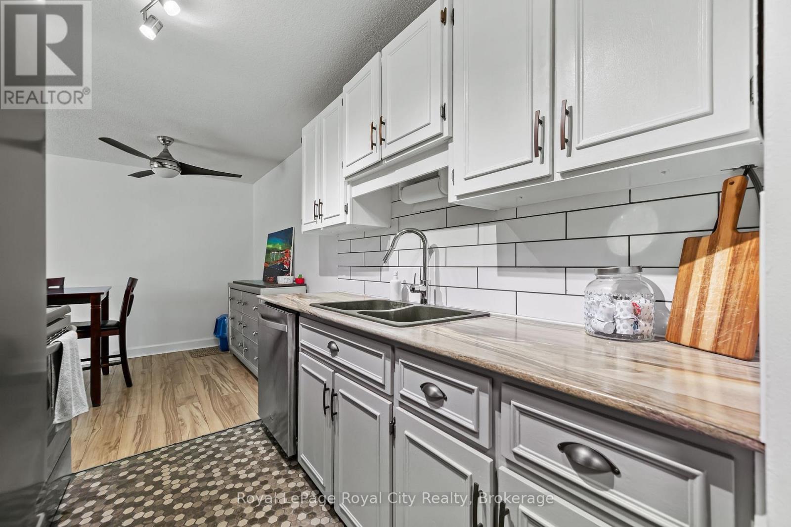 












104 - 234 WILLOW ROAD

,
Guelph (Junction/Onward Willow),




Ontario
N1H7C6

