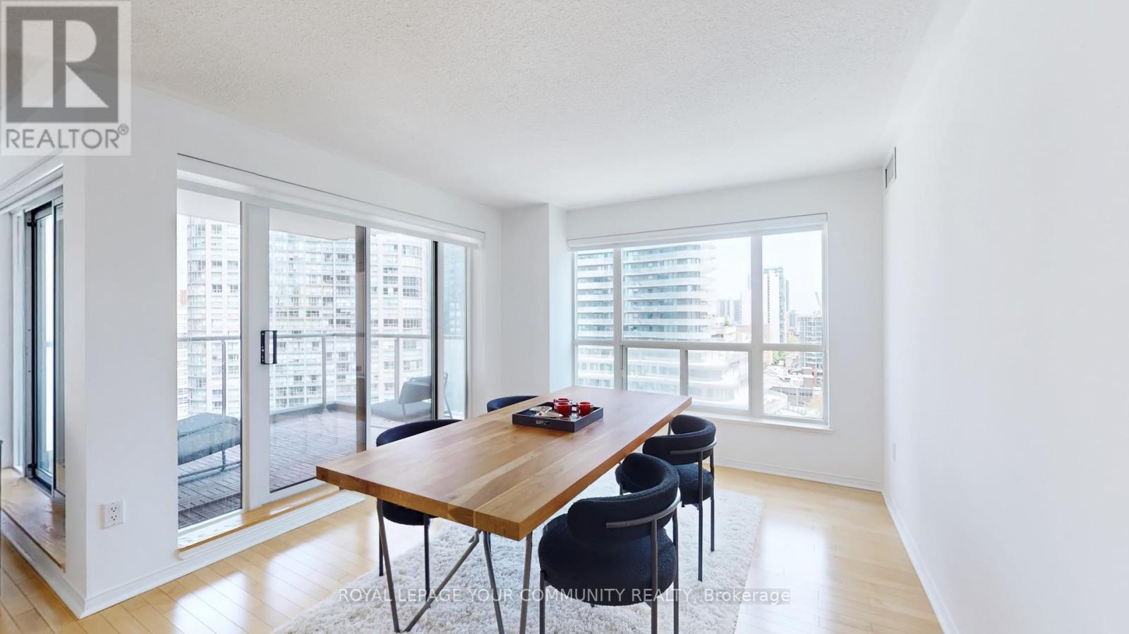












1609 - 909 BAY STREET

,
Toronto,




Ontario
M5S3G2

