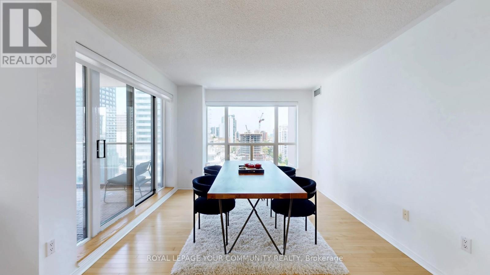 












1609 - 909 BAY STREET

,
Toronto,




Ontario
M5S3G2

