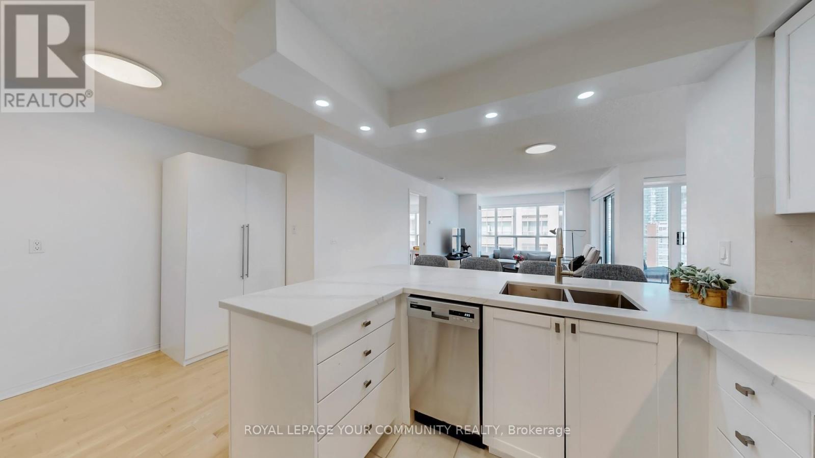 












1609 - 909 BAY STREET

,
Toronto,




Ontario
M5S3G2

