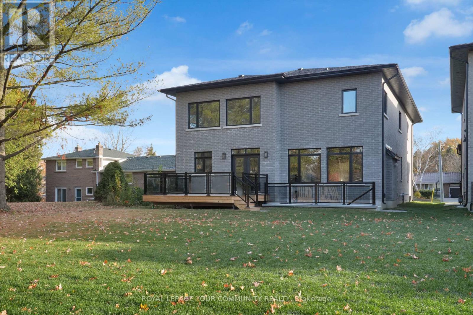 












92 HOWARD ROAD

,
Newmarket,




Ontario
L3Y3G7

