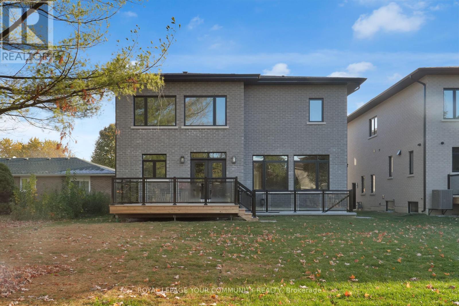 












92 HOWARD ROAD

,
Newmarket,




Ontario
L3Y3G7

