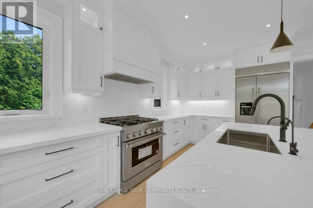 












92 HOWARD ROAD

,
Newmarket,




Ontario
L3Y3G7

