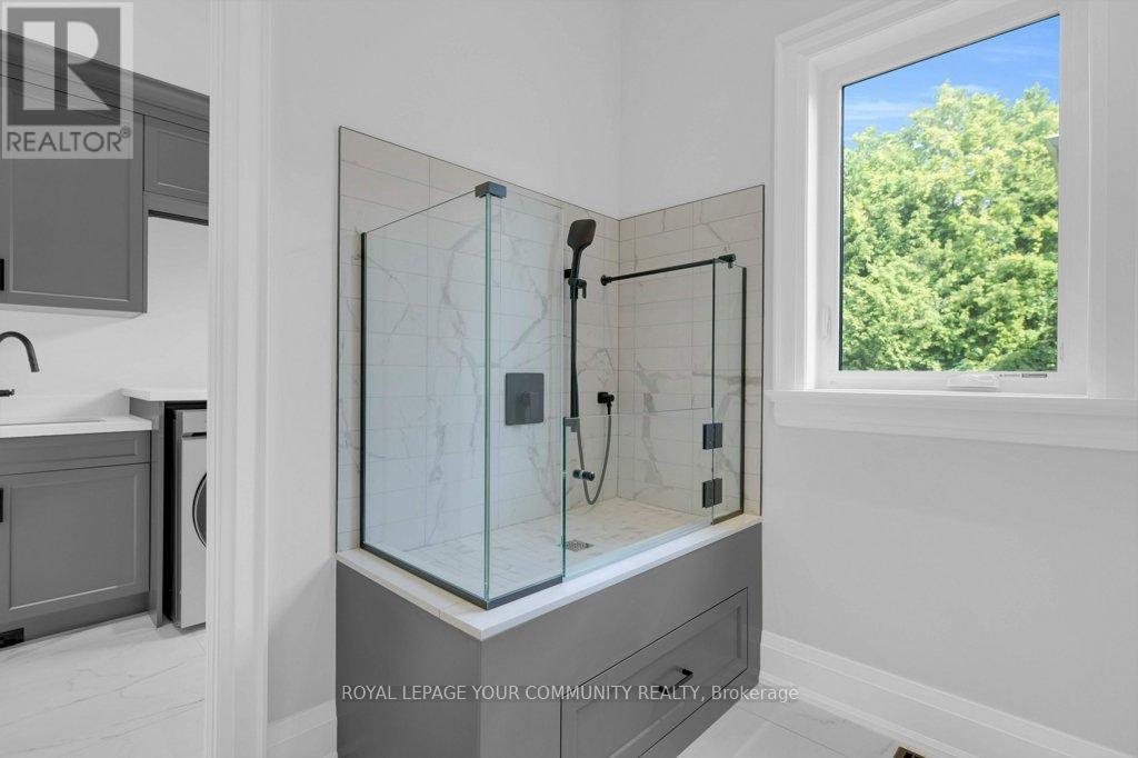 












92 HOWARD ROAD

,
Newmarket,




Ontario
L3Y3G7

