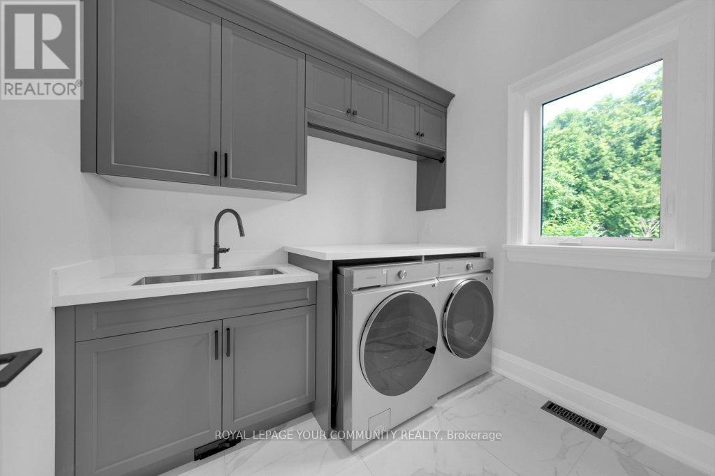 












92 HOWARD ROAD

,
Newmarket,




Ontario
L3Y3G7

