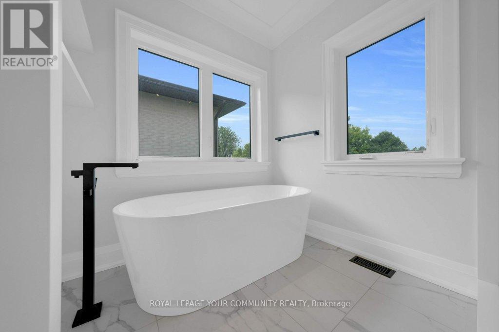 












92 HOWARD ROAD

,
Newmarket,




Ontario
L3Y3G7

