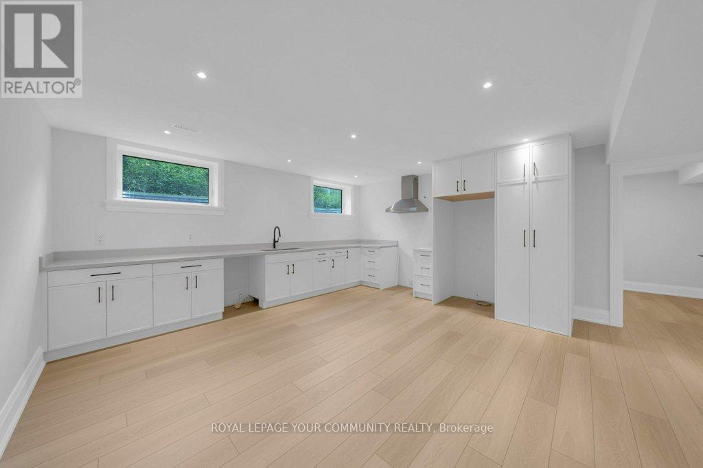 












92 HOWARD ROAD

,
Newmarket,




Ontario
L3Y3G7

