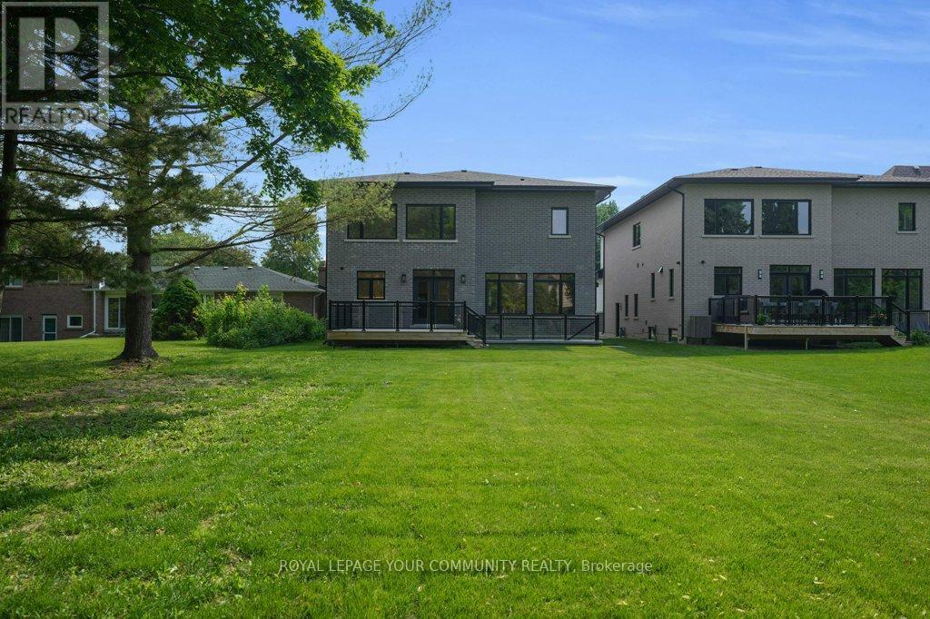 












92 HOWARD ROAD

,
Newmarket,




Ontario
L3Y3G7

