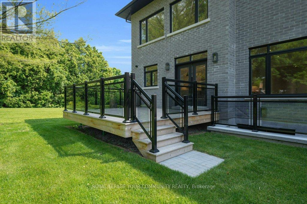 












92 HOWARD ROAD

,
Newmarket,




Ontario
L3Y3G7

