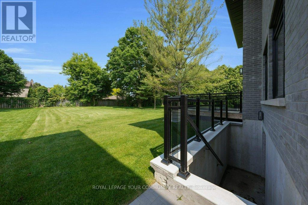 












92 HOWARD ROAD

,
Newmarket,




Ontario
L3Y3G7

