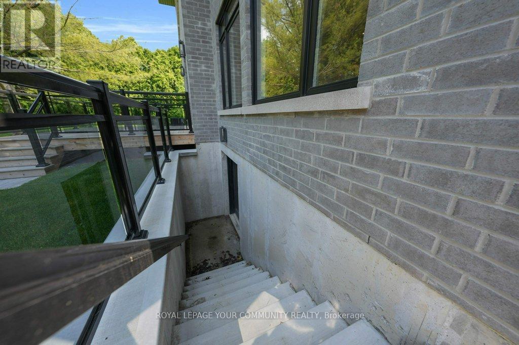 












92 HOWARD ROAD

,
Newmarket,




Ontario
L3Y3G7

