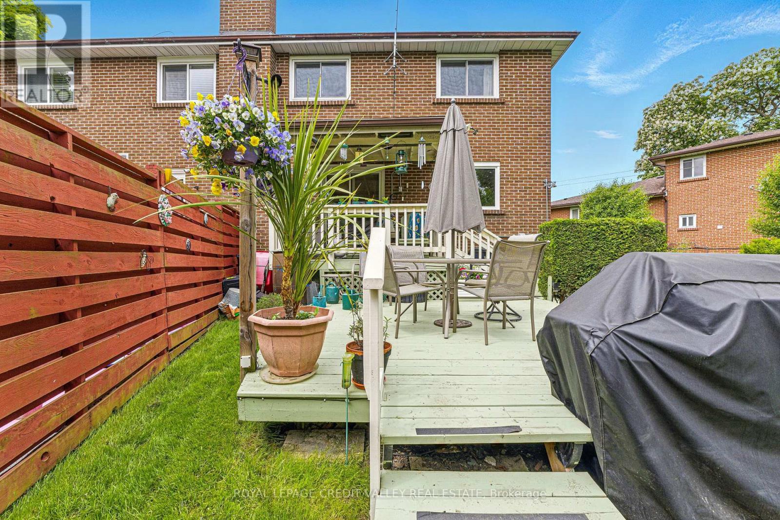 












74 ROSEVILLE DRIVE

,
Brampton,




Ontario
L6Y2G8

