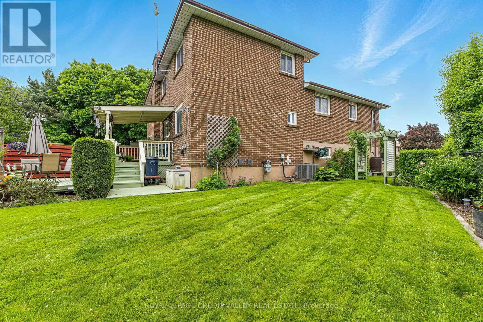 












74 ROSEVILLE DRIVE

,
Brampton,




Ontario
L6Y2G8

