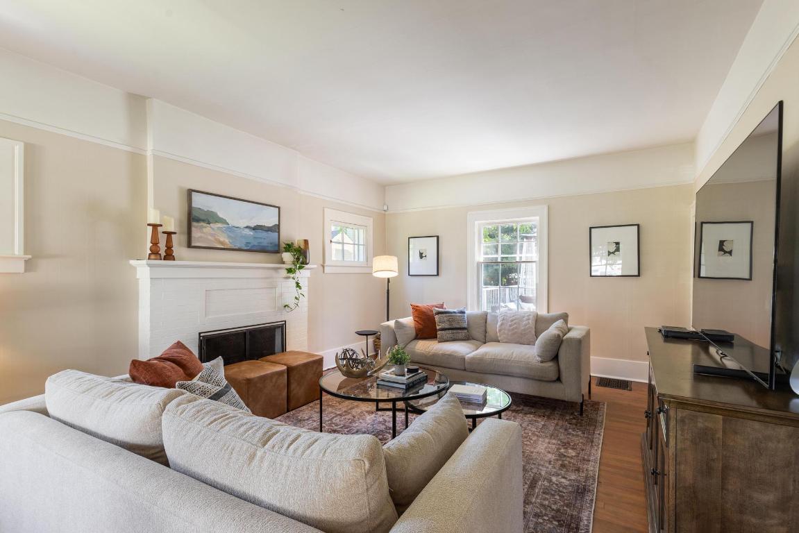 









1001


Lawrence

Avenue,
Kelowna,




BC
V1Y 6M3

