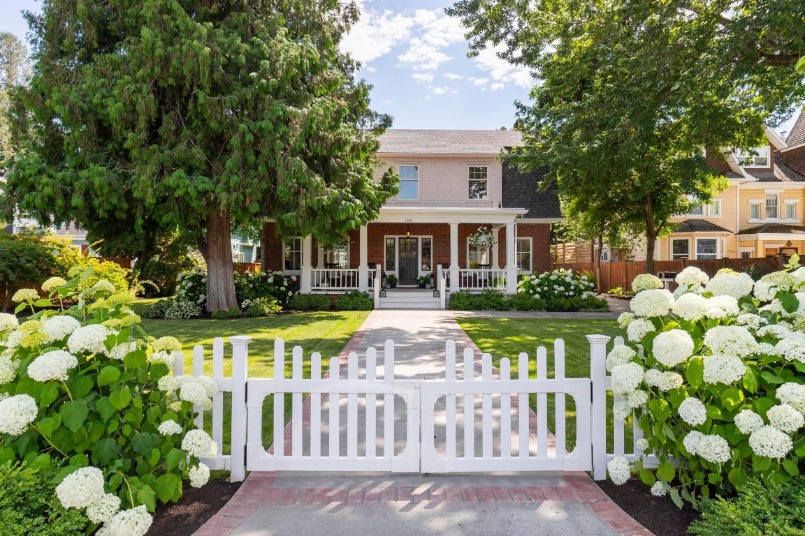 









1001


Lawrence

Avenue,
Kelowna,




BC
V1Y 6M3


