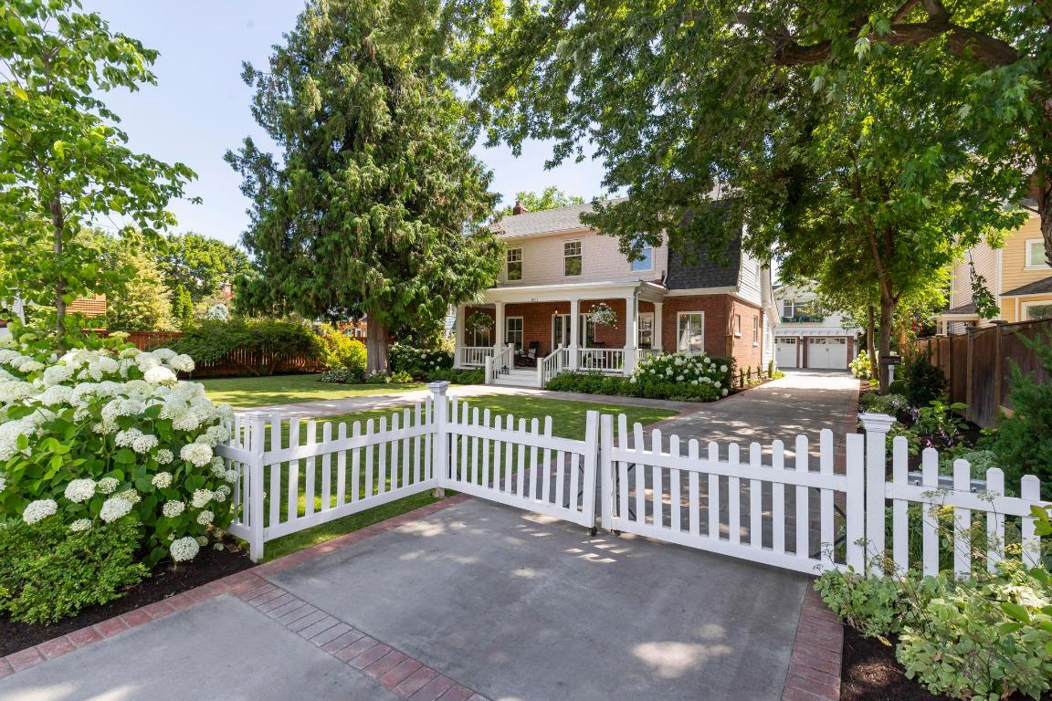 









1001


Lawrence

Avenue,
Kelowna,




BC
V1Y 6M3

