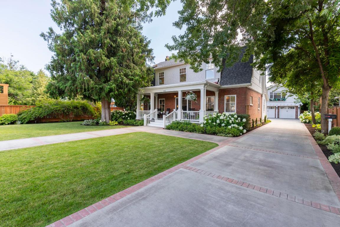 









1001


Lawrence

Avenue,
Kelowna,




BC
V1Y 6M3

