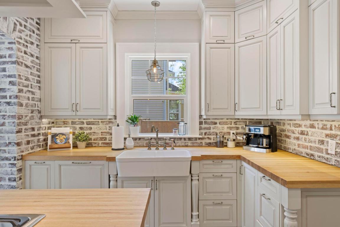









1001


Lawrence

Avenue,
Kelowna,




BC
V1Y 6M3

