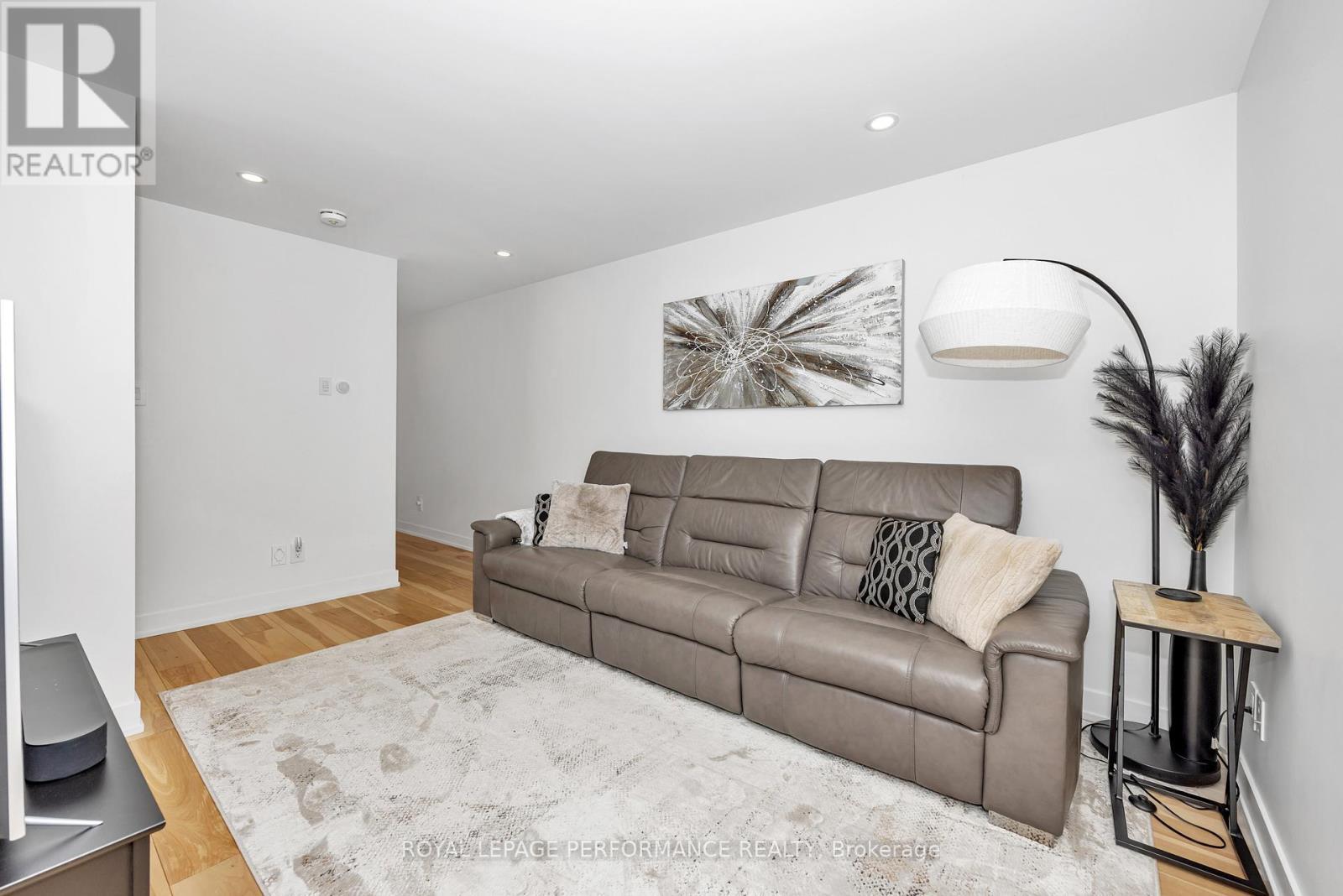 












80 DAGMAR AVENUE

,
Ottawa,




Ontario
K1L5T4

