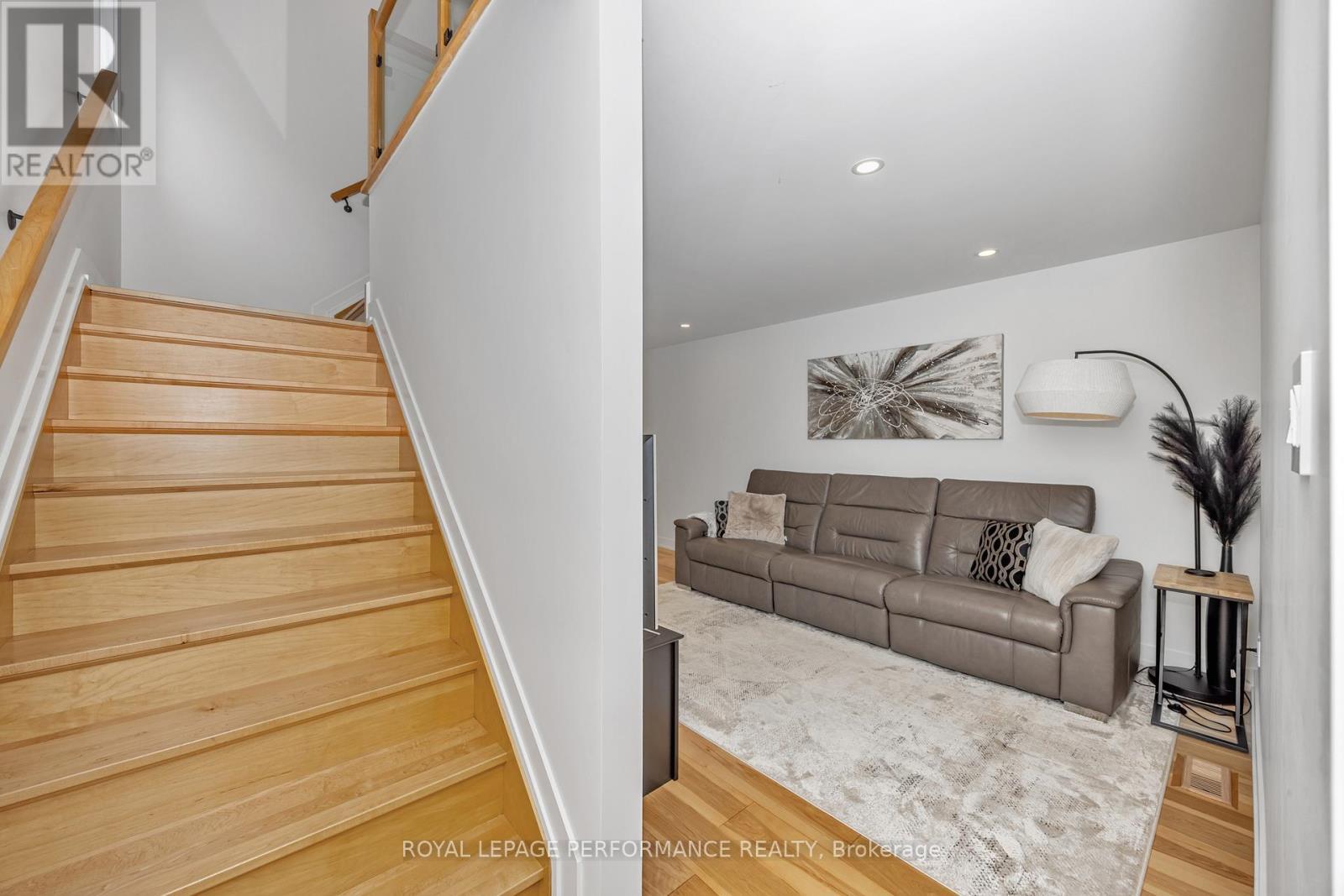 












80 DAGMAR AVENUE

,
Ottawa,




Ontario
K1L5T4

