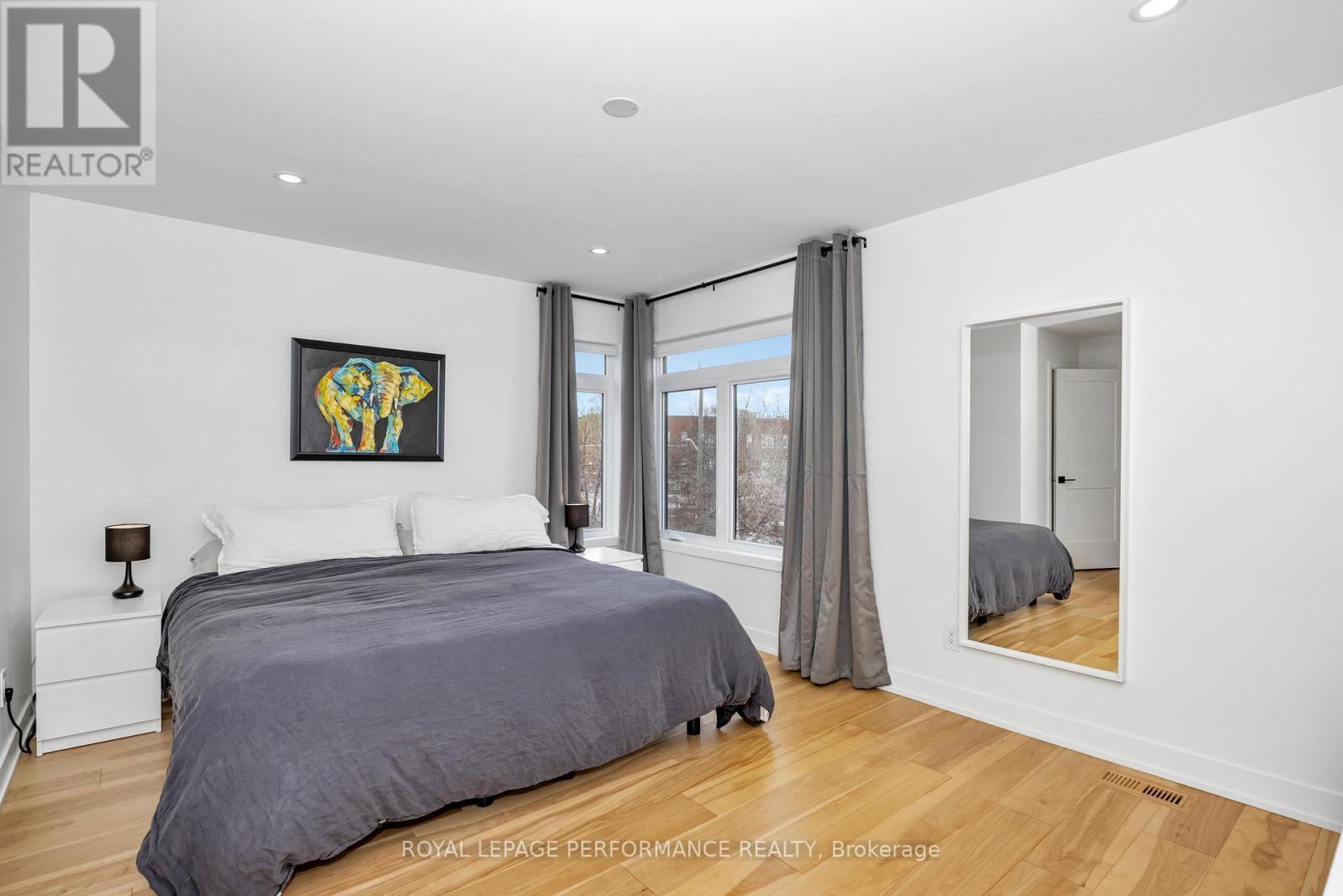 












80 DAGMAR AVENUE

,
Ottawa,




Ontario
K1L5T4

