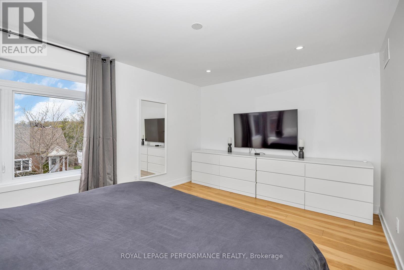 












80 DAGMAR AVENUE

,
Ottawa,




Ontario
K1L5T4


