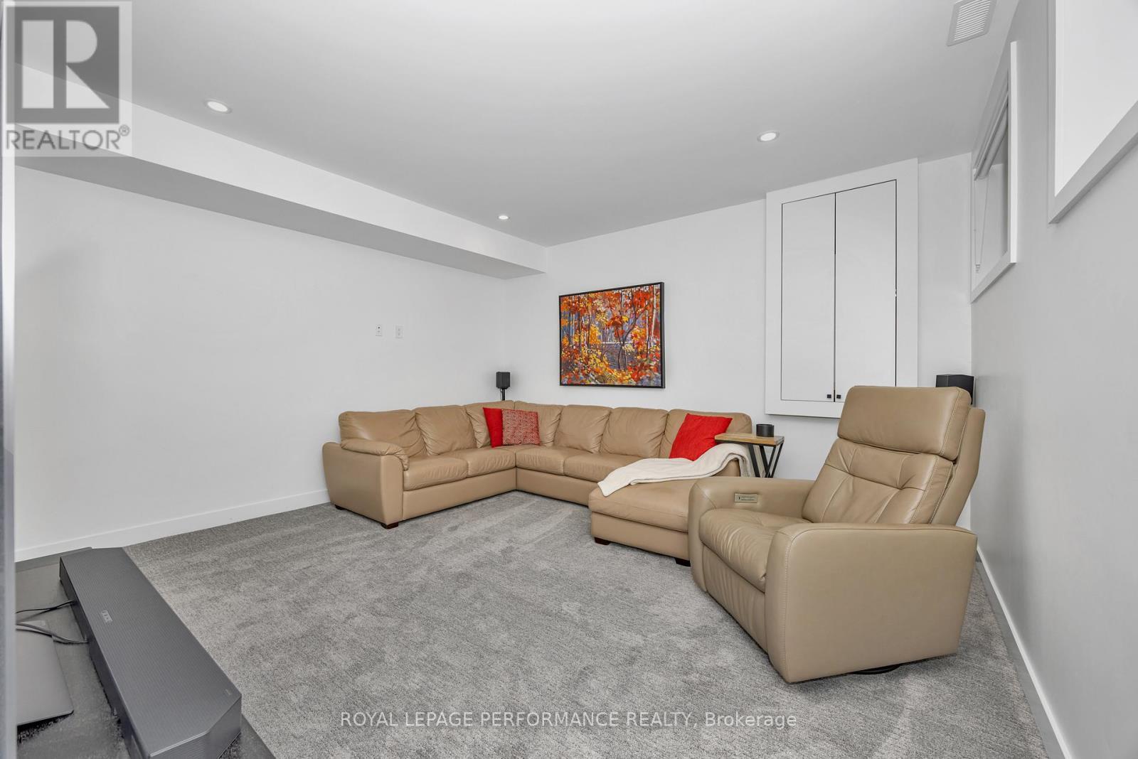 












80 DAGMAR AVENUE

,
Ottawa,




Ontario
K1L5T4

