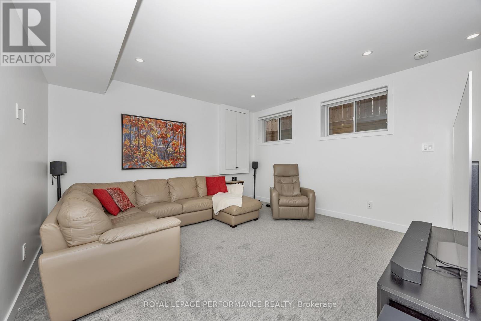 












80 DAGMAR AVENUE

,
Ottawa,




Ontario
K1L5T4


