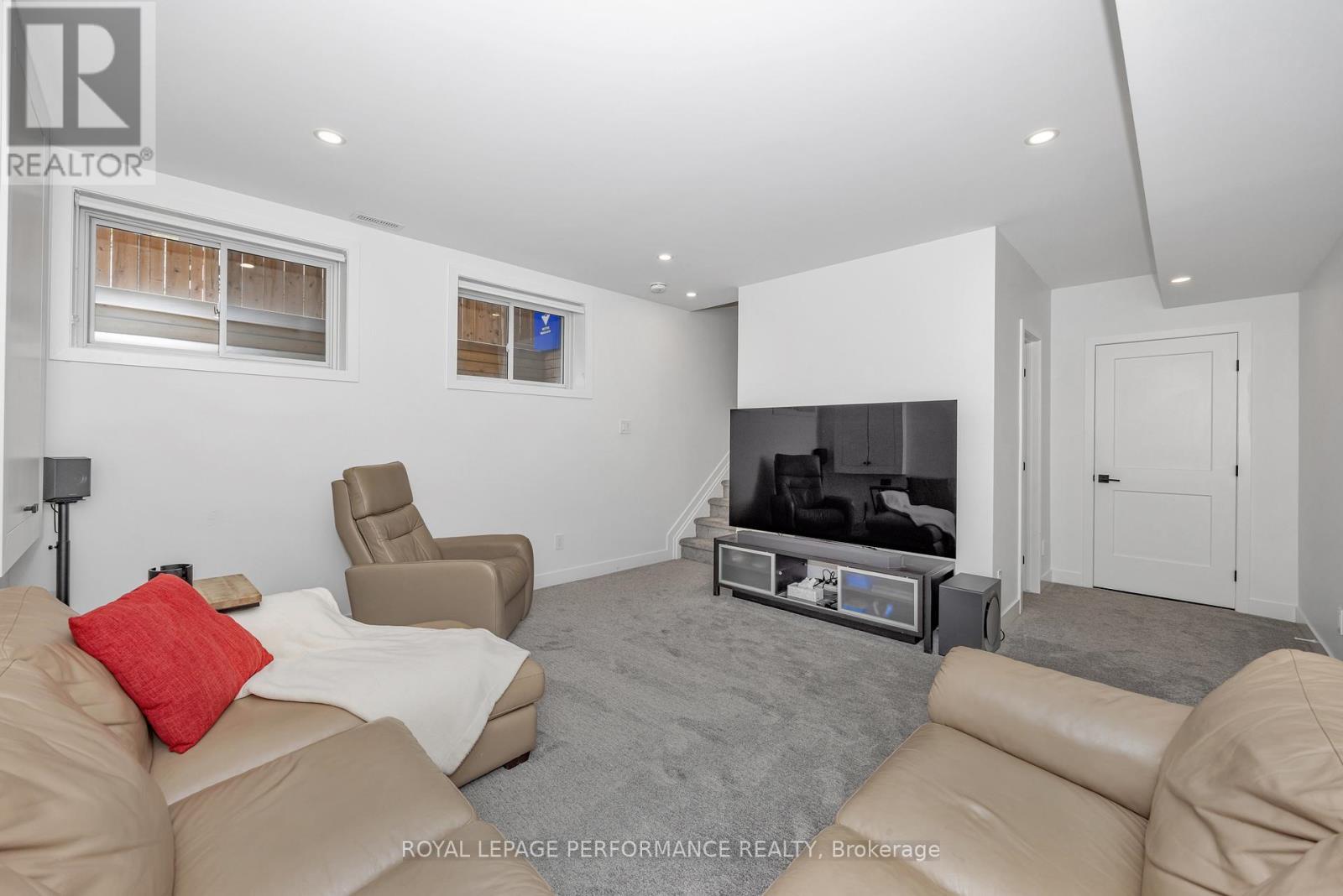 












80 DAGMAR AVENUE

,
Ottawa,




Ontario
K1L5T4

