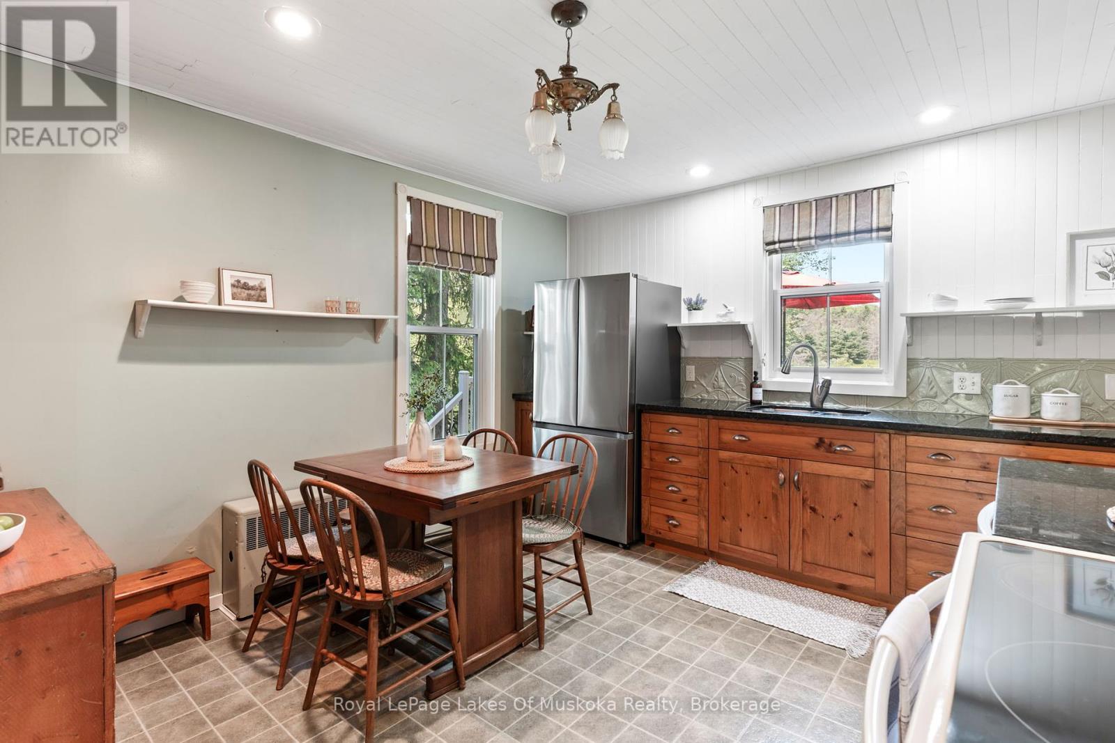 












229 FRASERBURG ROAD

,
Bracebridge (Macaulay),




Ontario
P1L0G9

