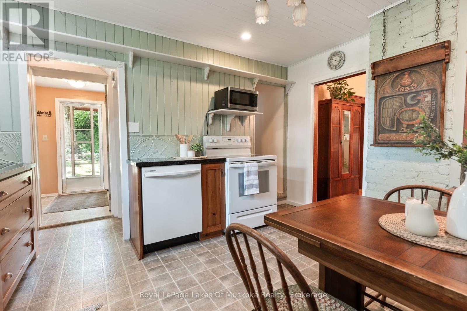 












229 FRASERBURG ROAD

,
Bracebridge (Macaulay),




Ontario
P1L0G9


