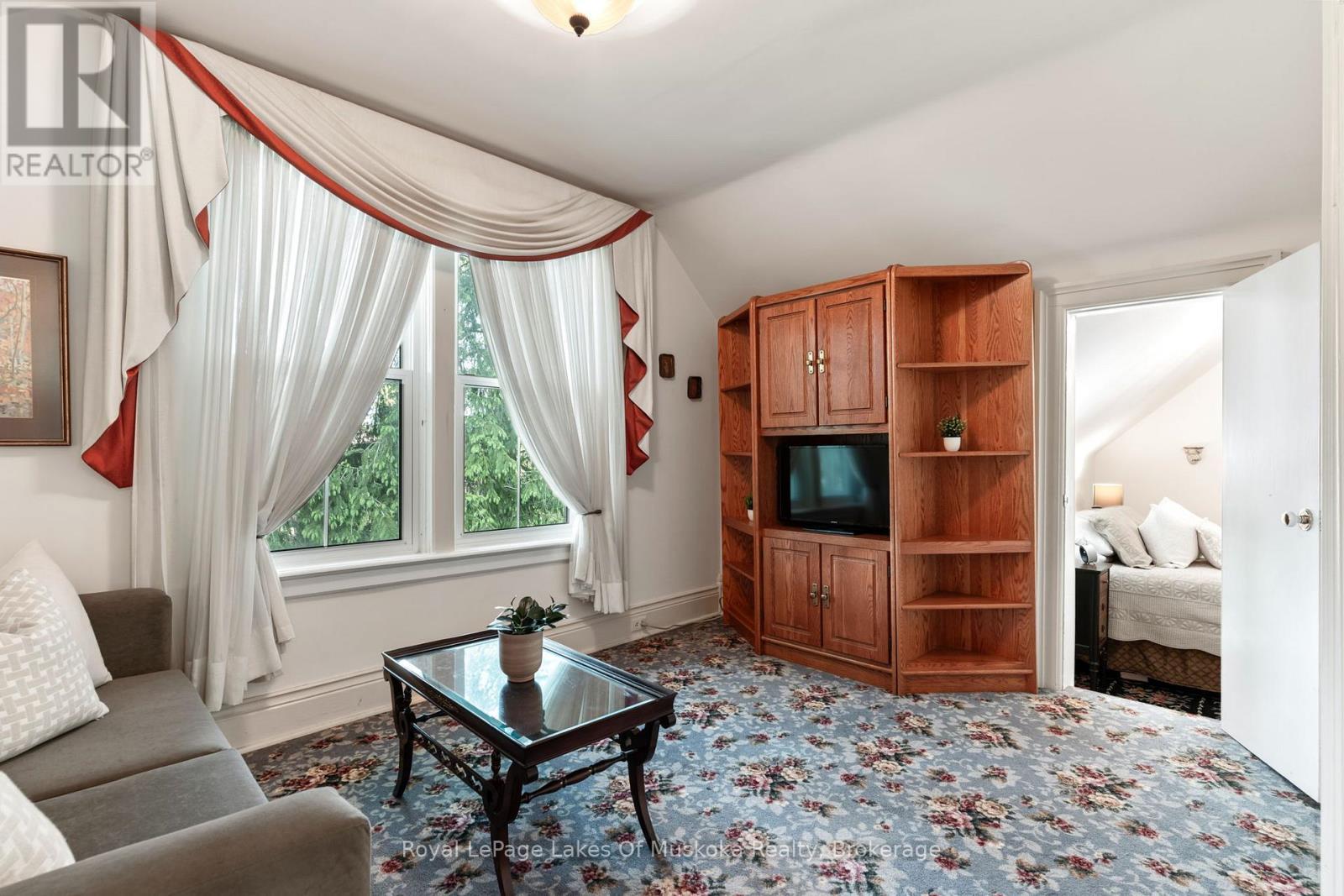 












229 FRASERBURG ROAD

,
Bracebridge (Macaulay),




Ontario
P1L0G9


