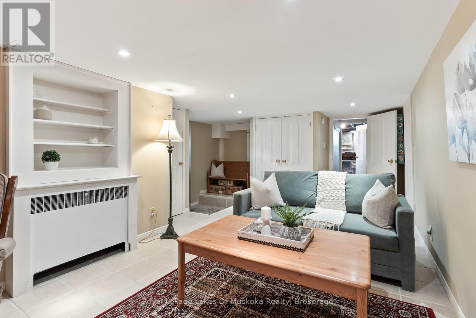 












229 FRASERBURG ROAD

,
Bracebridge (Macaulay),




Ontario
P1L0G9

